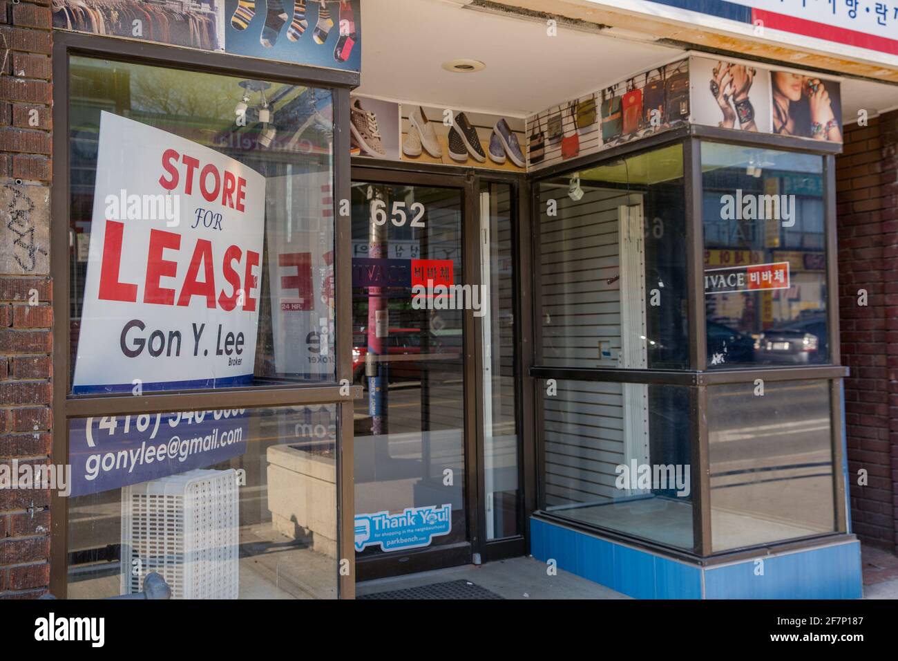 Toronto, Kanada. April 2021. Schild „Store for Lease“ an einem Fenster des geschlossenen Innenstadtladens. Toronto und die Provinz Ontario befinden sich in der dritten Sperre seit einem Jahr und kämpfen während der COVID-19-Pandemie gegen neue Varianten. Kredit: SOPA Images Limited/Alamy Live Nachrichten Stockfoto