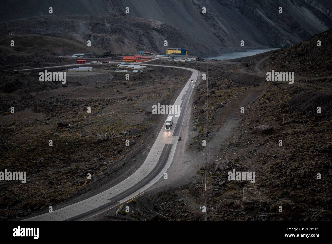 Los Andes, Chile. April 2021. Ein schwerer LKW entlang der Autobahn neben dem Grenzübergang Los Libertadores. Chile schließt zum zweiten Mal seit Beginn der Pandemie die Grenzen. Die Schließung wird einen Monat dauern, als Folge davon, dass das Land die Marke von einer Million gemeldeter Infektionen überschritten hat. Der Los Libertadores International Pass ist die wichtigste Landgrenze zwischen Chile und Argentinien in den Anden und hat eine bedeutende Verringerung des Fahrzeugflusses. Kredit: SOPA Images Limited/Alamy Live Nachrichten Stockfoto