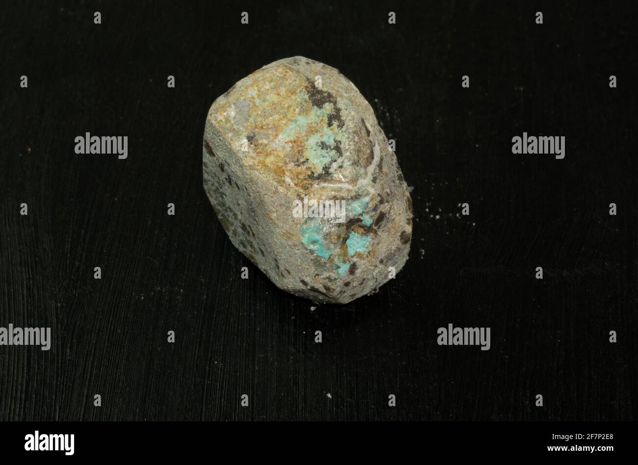 Lepidolit aus Madagaskar. Natürlicher Mineralstein auf schwarzem Hintergrund. Mineralogie, Geologie, Magie von Steinen, Halbedelsteinen und Proben von Stockfoto