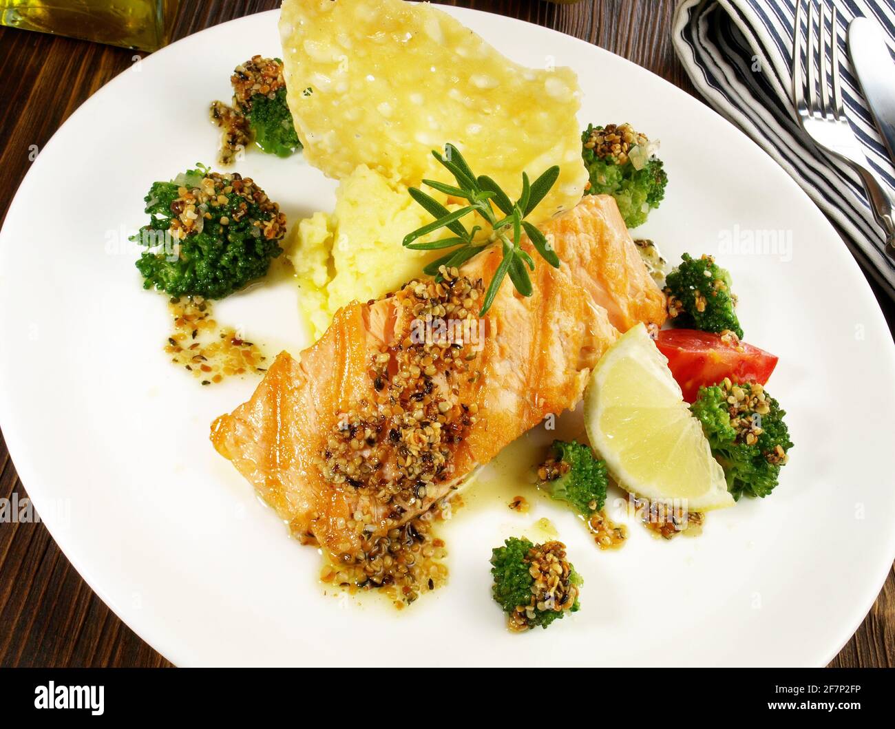 Gegrilltes Lachssteak mit Broccoli, Kartoffelpüree Käsekracker auf Holzhintergrund Stockfoto