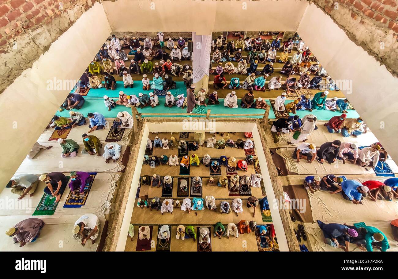 Barishal, Barishal, Bangladesch. April 2021. Obwohl die Situation in Bangladesch aufgrund der täglich zunehmenden Anzahl von Covid-19-Patienten gesperrt wurde und die Todesfälle an der Spitze anstiegen, halten die Menschen immer noch keinen Mindestabstand ein, um ihr muslimisches Jummah-Gebet in einer Moschee in der Stadt Barishal zu beten. Quelle: Mustasinur Rahman Alvi/ZUMA Wire/Alamy Live News Stockfoto