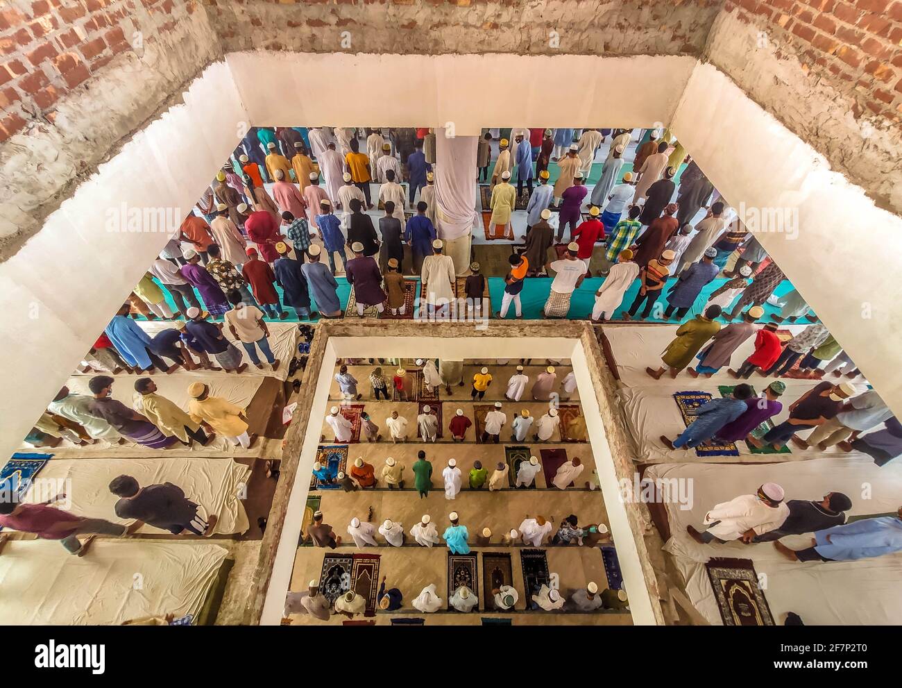 Barishal, Barishal, Bangladesch. April 2021. Obwohl die Situation in Bangladesch aufgrund der täglich zunehmenden Anzahl von Covid-19-Patienten gesperrt wurde und die Todesfälle an der Spitze anstiegen, halten die Menschen immer noch keinen Mindestabstand ein, um ihr muslimisches Jummah-Gebet in einer Moschee in der Stadt Barishal zu beten. Quelle: Mustasinur Rahman Alvi/ZUMA Wire/Alamy Live News Stockfoto
