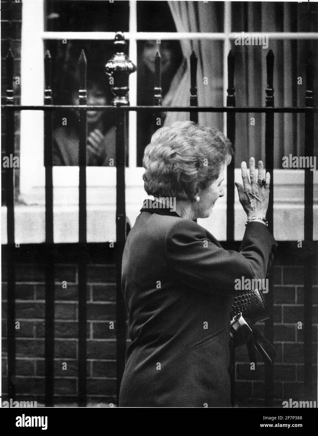 Margaret Thatcher verlässt 10 Downing Street zum letzten Mal als PM, um die Königin zu sehen Stockfoto
