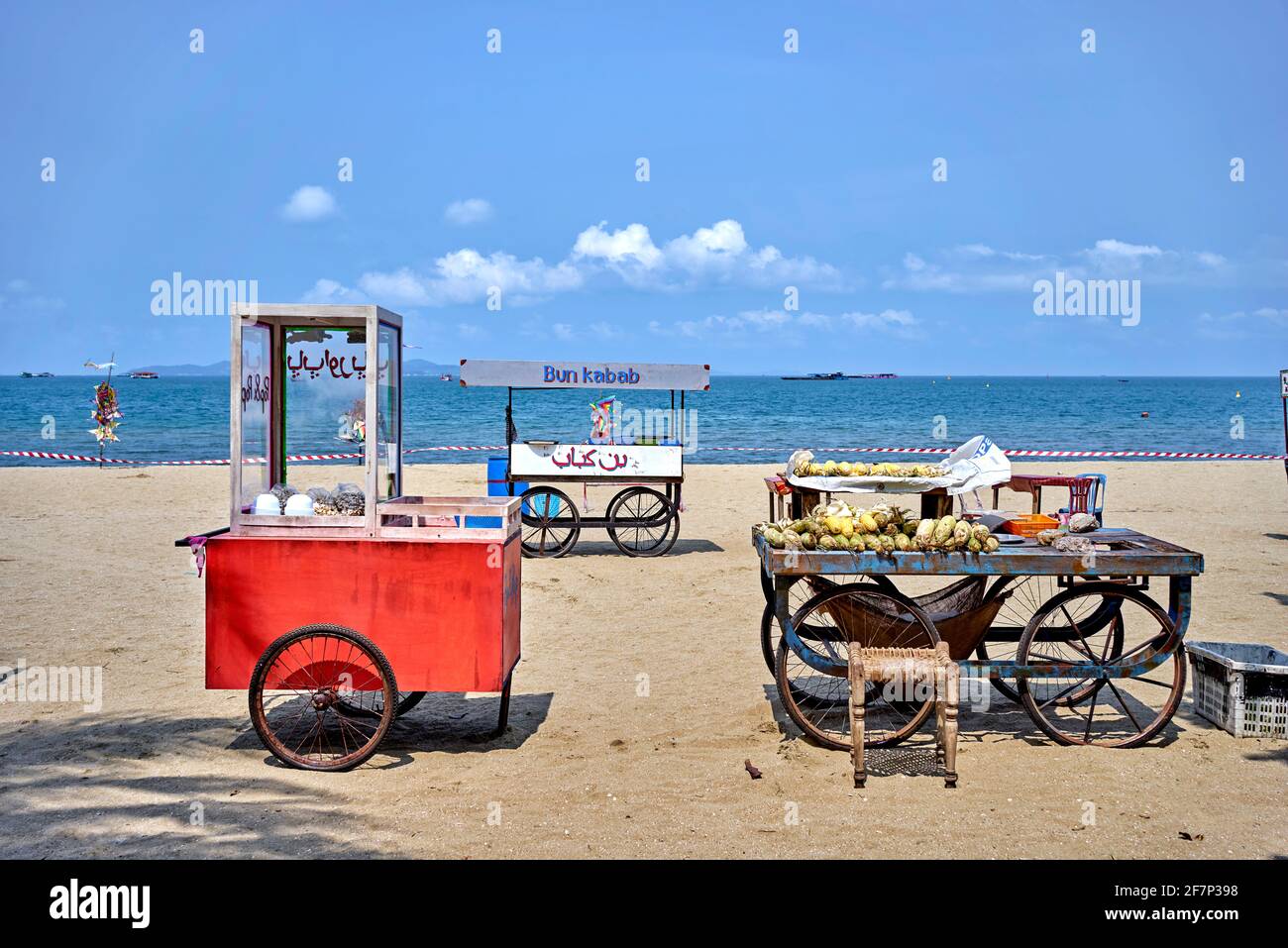 Vintage Food Carts stehen am Strand als Neuheit an. Pattaya, Thailand, Südostasien. Stockfoto
