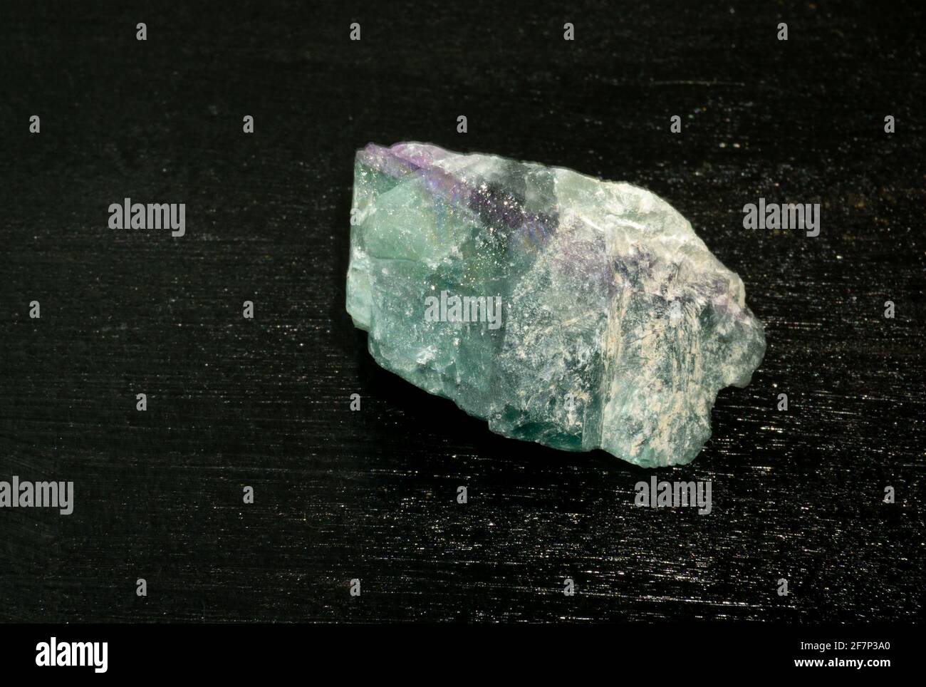 Fluorit-Fluorspat aus Brasilien. Natürlicher Mineralstein auf schwarzem Hintergrund. Mineralogie, Geologie, Magie von Steinen, Halbedelsteinen und Proben von Stockfoto