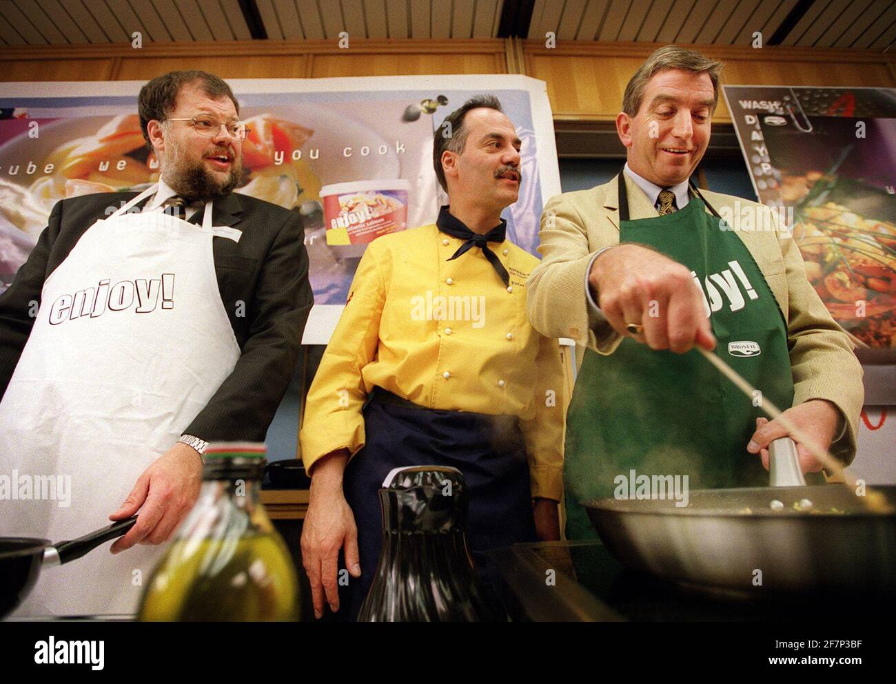 VON LINKS NACH RECHTS: IAIN FERGUSON, VORSITZENDER VON BIRDSEYE-WALLS; PETER LACK, ENTWICKLUNGSKOCH BEI BIRDSEYE; NIALL FITZGERALD, VORSITZENDER VON UNILEVER. FOTO ANDY PARADISE Stockfoto