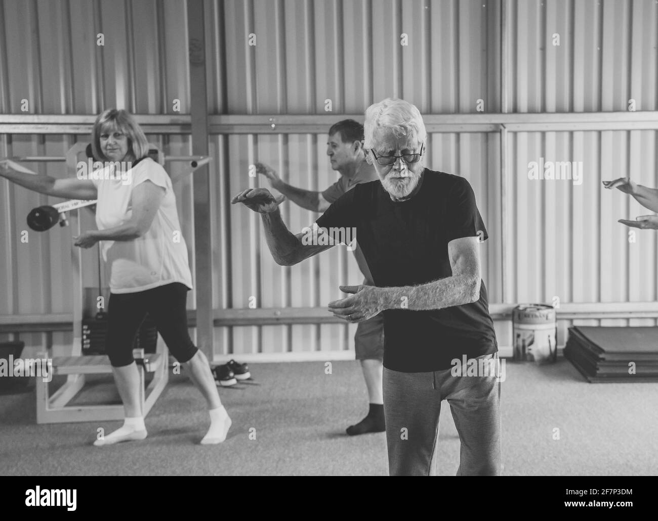 Gruppe von Senioren in Tai Chi Klasse Ausübung in einem aktiven Ruhestand Lebensstil. Psychische und körperliche Gesundheit Vorteile von Bewegung und Fitness bei älteren Menschen Stockfoto