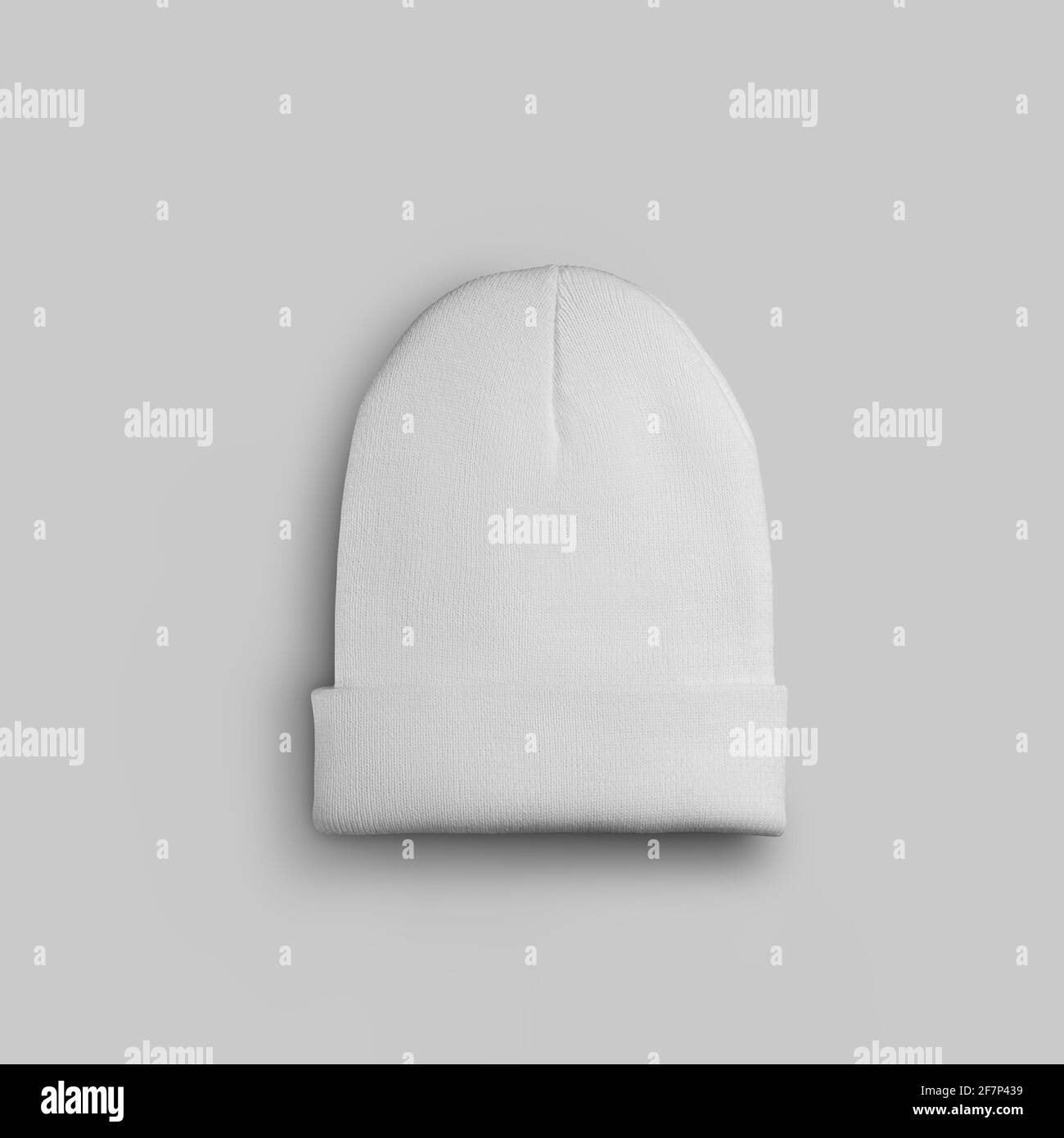Stilvoller Wintermütze-Mock-up, weiße Mütze mit Kragen, modisches Kopfzubehör, isoliert auf Hintergrund. Warme Kopfschmuck-Vorlage, für Designpräsenta Stockfoto