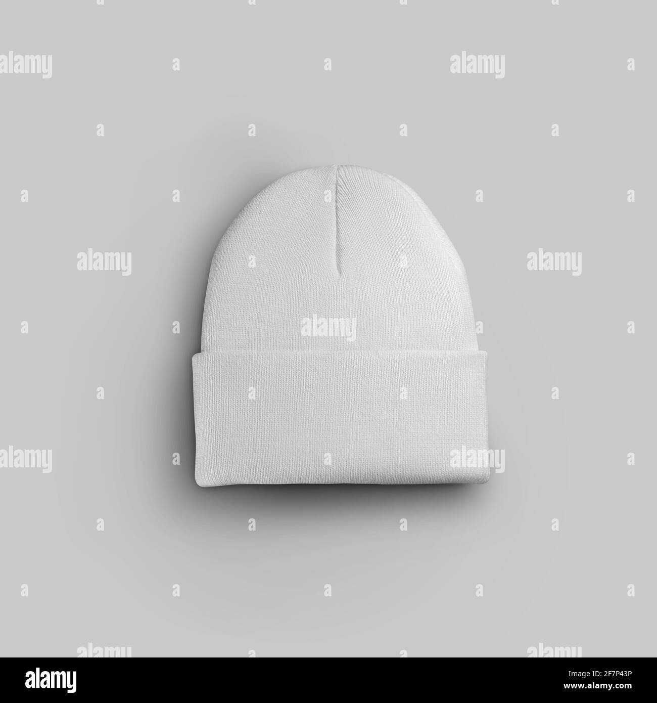 Modell der trendigen Winter-Kopfbedeckung mit gefaltetem strukturiertem Beanie für die Design-Präsentation. Leere Hutvorlage für Männer, Frauen isoliert auf Hintergrund, Accessoire f Stockfoto