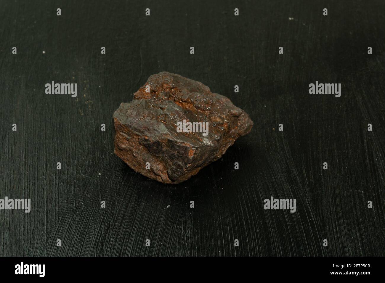 Goethit aus Marokko. Natürlicher Mineralstein auf schwarzem Hintergrund. Mineralogie, Geologie, Magie von Steinen, Halbedelsteinen und Proben von Mineralien Stockfoto