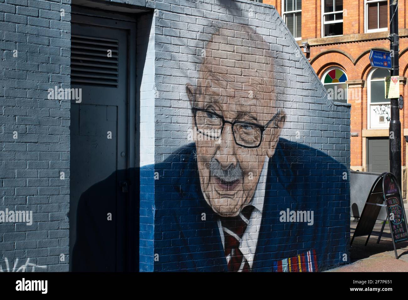 Street-Art-Porträt von Captain Tom Moore, Northern Quarter, Manchester, Großbritannien Stockfoto