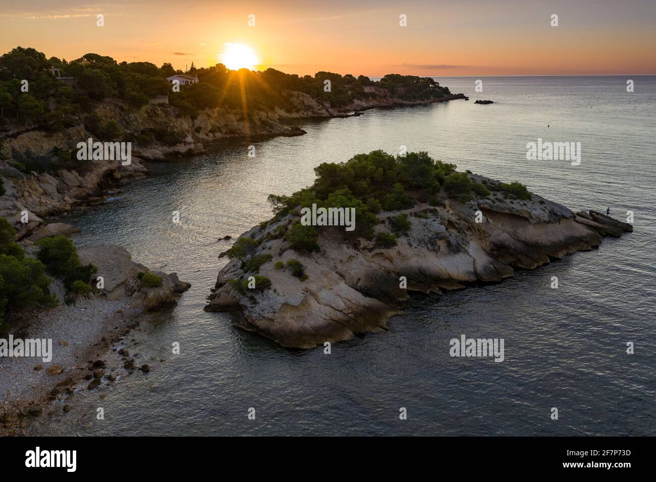 Luftaufnahme bei Sonnenaufgang am Kap Punta de l'Àliga, an der Costa Daurada, zwischen Ametlla de Mar und La Amolla (Mittelmeer, Tarragona, Spanien) Stockfoto