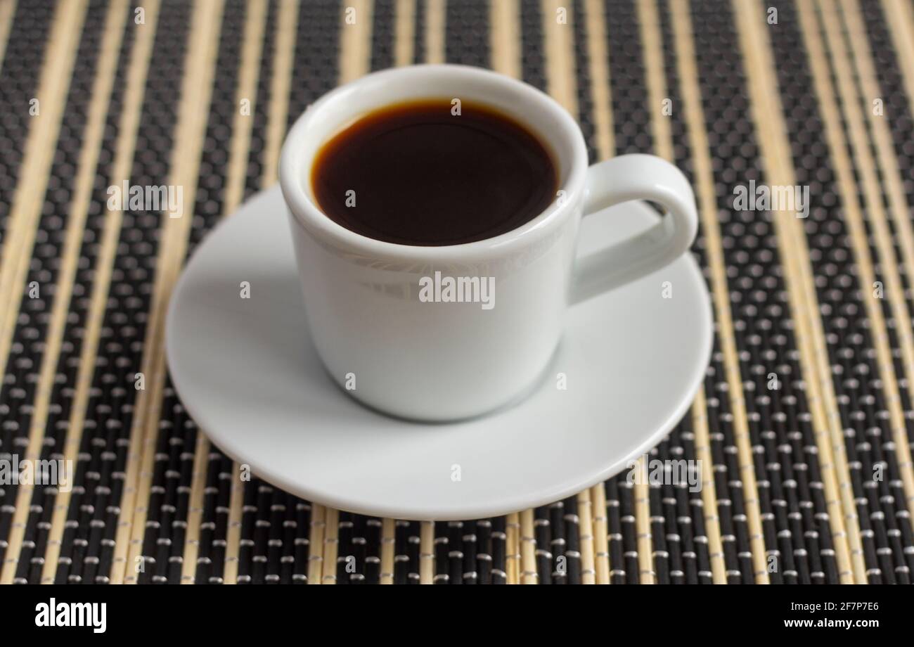 Schwarzer Kaffee in einer kleinen Kaffeetasse auf dem Tisch Stockfoto