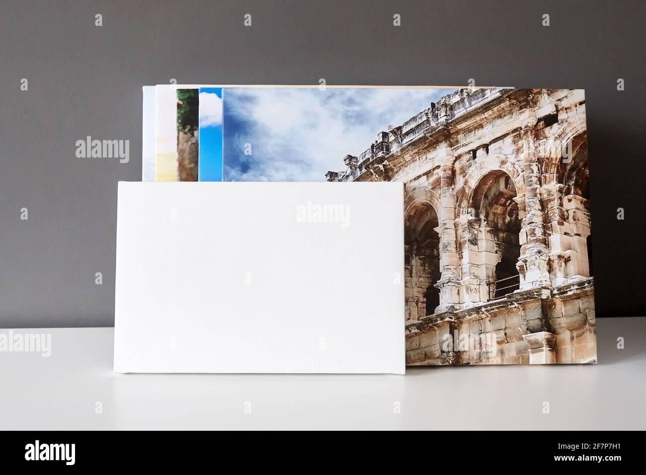 Weißes Leinwandmockup, Fotoleinwand-Drucke auf grauer Wand. Leere Leinwand auf Rahmen gestreckt Stockfoto