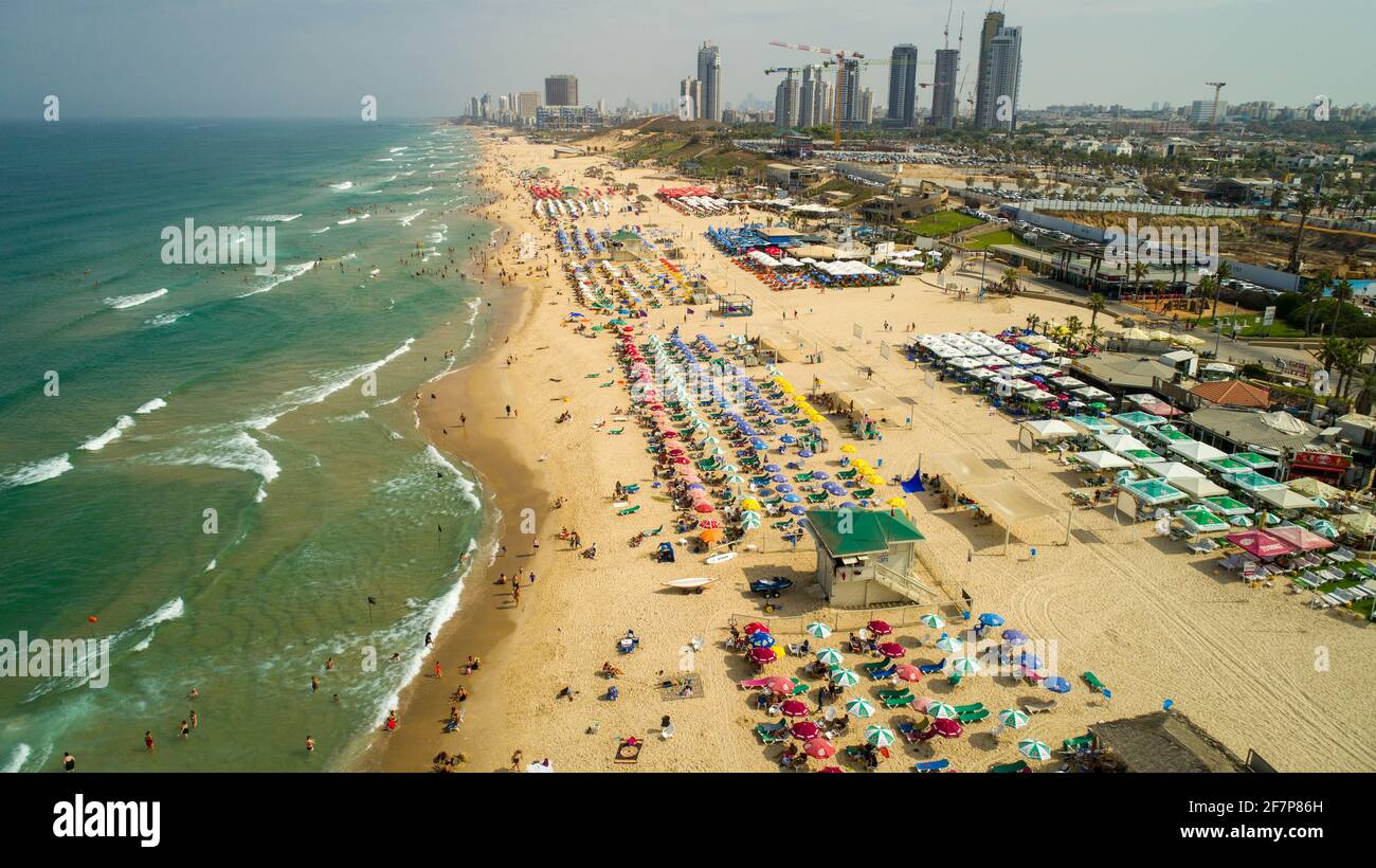 Luftaufnahmen der Küste von Rishon LeZion in Zentralisraelien. Blick nach Norden bat Yam im Hintergrund Stockfoto