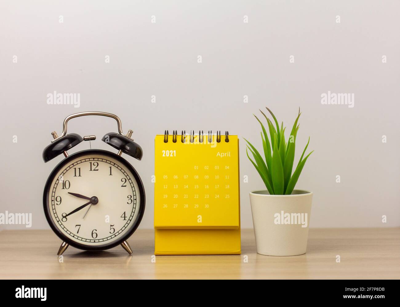 Desktop-Kalender für April 2021. Kalender und Uhr für die Planung,  Zuweisung, Organisation und Verwaltung jedes Datums Stockfotografie - Alamy