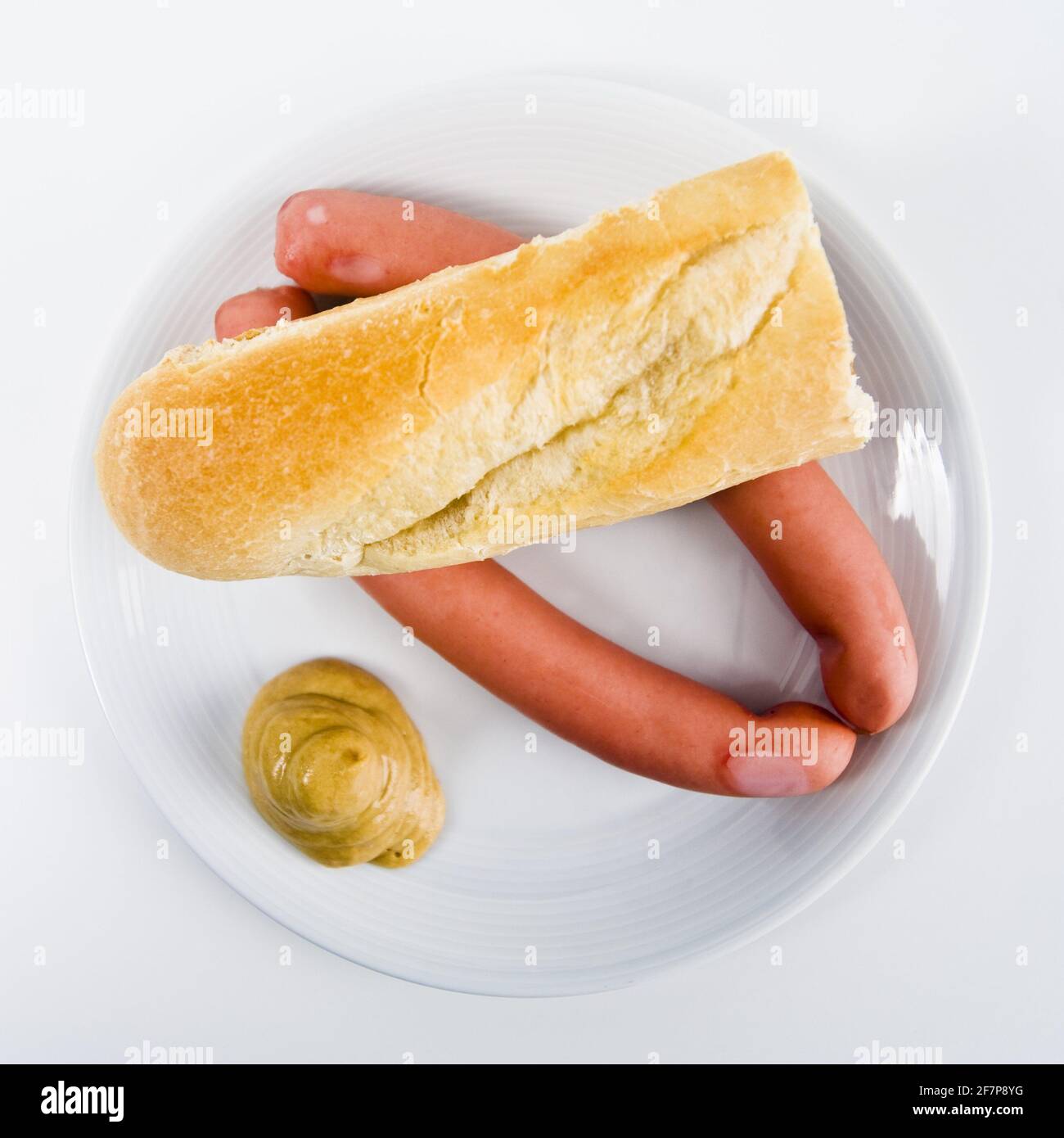 Frankforter Wurst mit Brot und Senf Stockfoto
