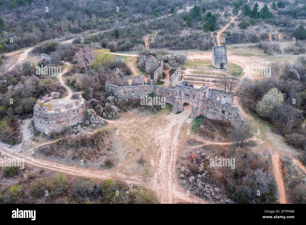 Pilisborosjeno, Ungarn - Luftaufnahme der Kopie des berühmten Schlosses von Eger in Nagy-Kevely. Stockfoto