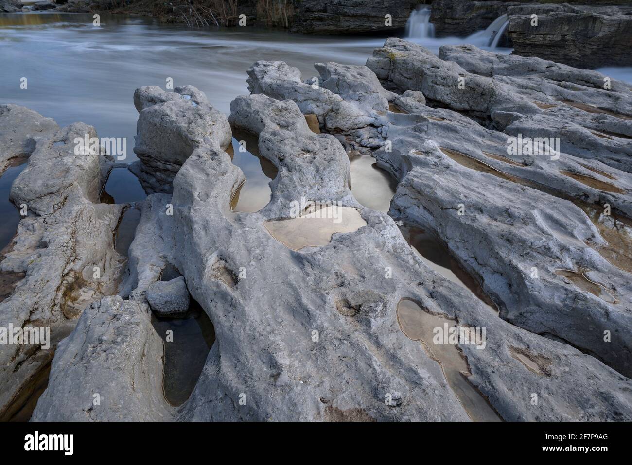 Els Tres Salze Wasserfall im Fluss Llobregat bei Manresa (Provinz Barcelona, Katalonien, Spanien) ESP: Cascada de Els Tres Salts del Río Llobregat Stockfoto