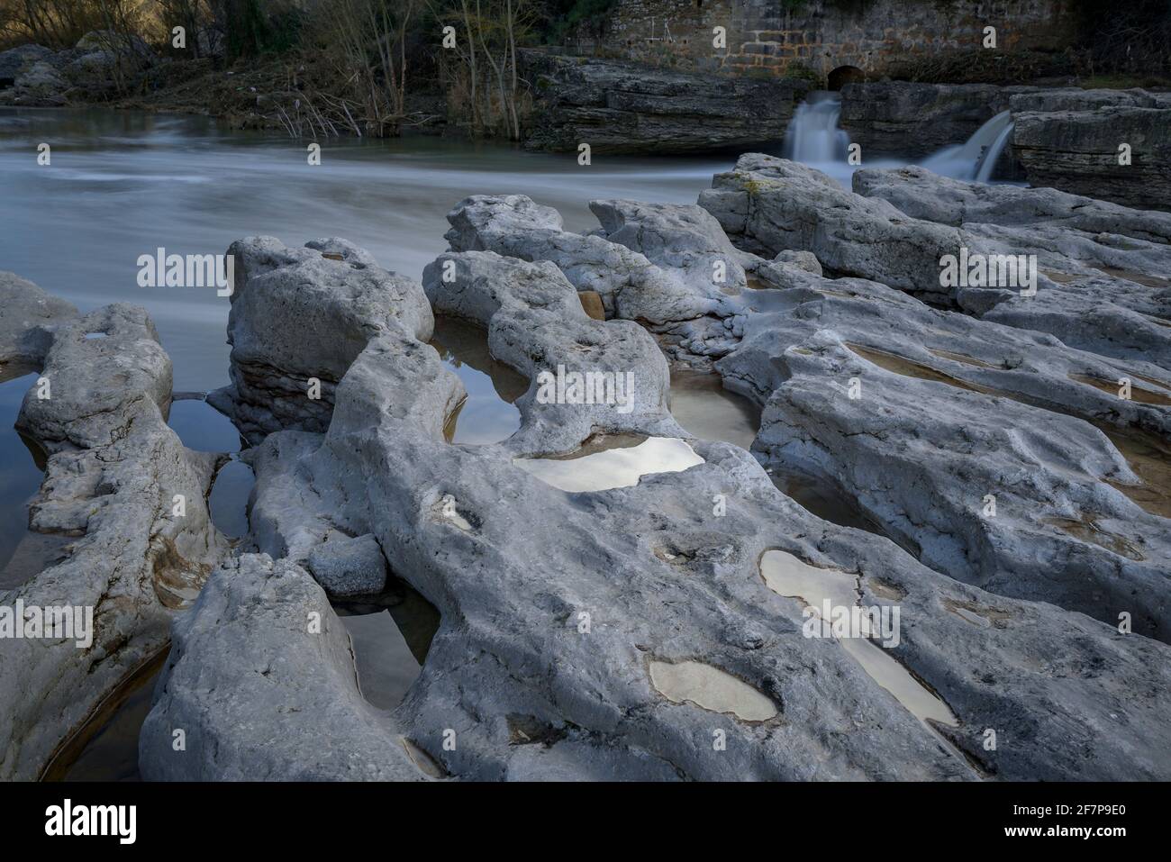 Els Tres Salze Wasserfall im Fluss Llobregat bei Manresa (Provinz Barcelona, Katalonien, Spanien) ESP: Cascada de Els Tres Salts del Río Llobregat Stockfoto