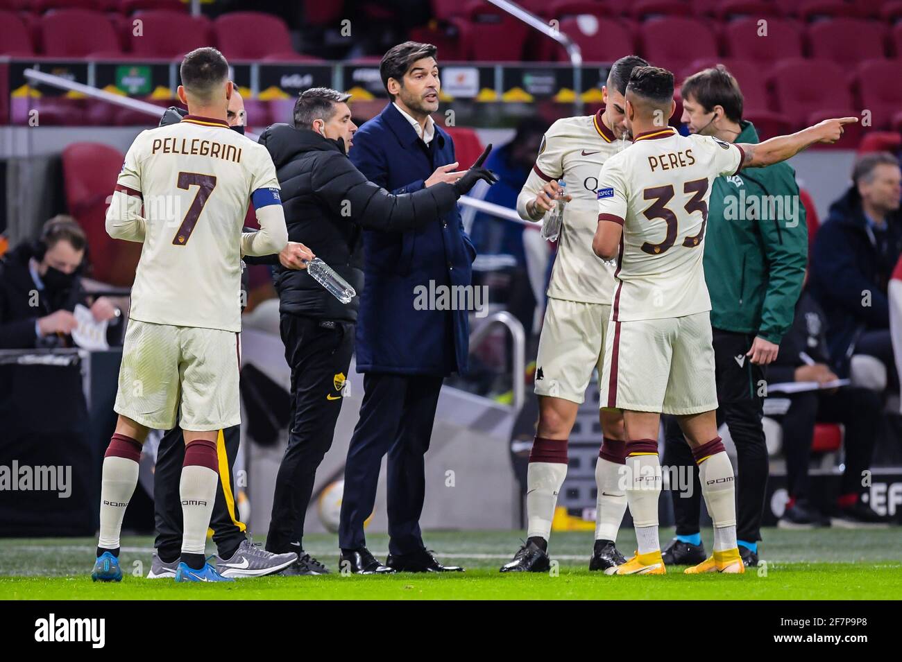 AMSTERDAM, NIEDERLANDE - 8. APRIL: Trainer Paulo Fonseca von AS Roma gibt während des UEFA Europe League-Spiels zwischen Ajax und AS Roma in Jo Anweisungen Stockfoto