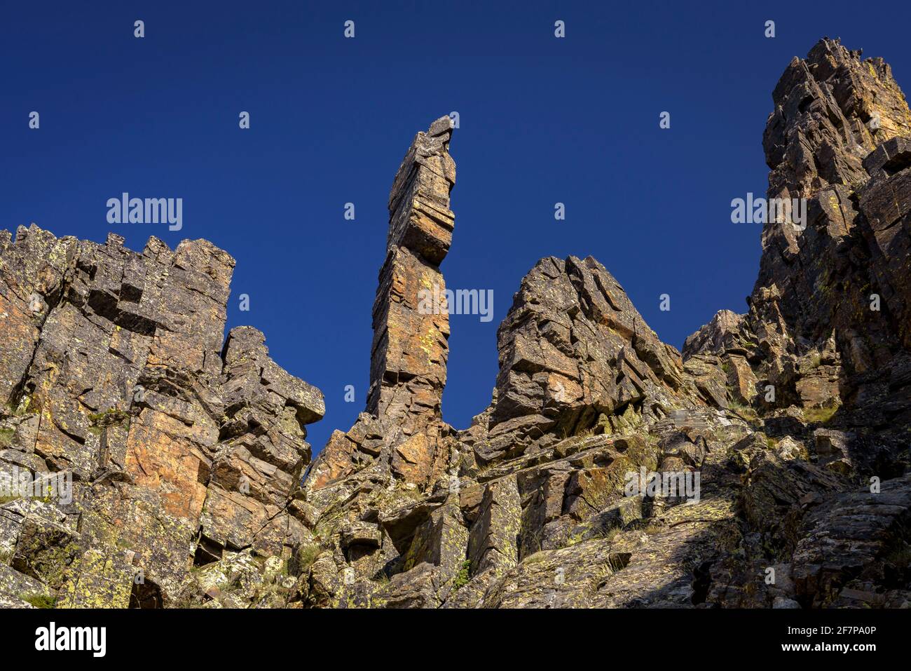 Abschließender Zufahrtskamin zum Gipfel des Canigou (Canigó). Blick auf den berühmten Gendarme-Felsen (Pyrénées Orientales, Pyrenäen, Frankreich) Stockfoto