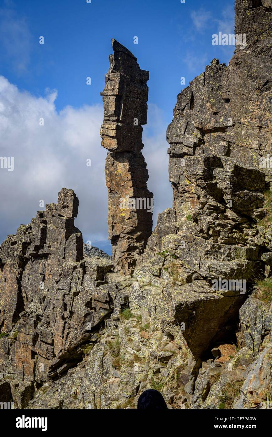 Abschließender Zufahrtskamin zum Gipfel des Canigou (Canigó). Blick auf den berühmten Gendarme-Felsen (Pyrénées Orientales, Pyrenäen, Frankreich) Stockfoto