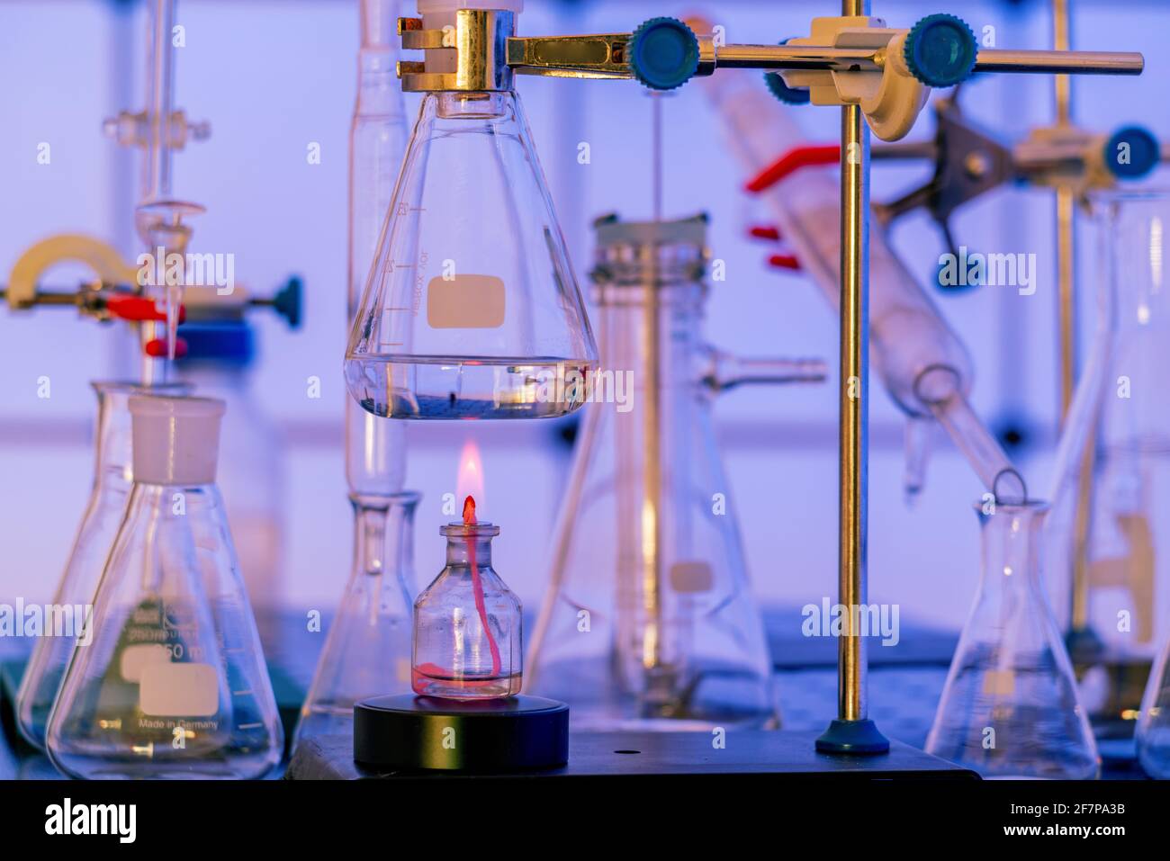 Laborgeräte in einem chemischen Labor. Laboreinrichtung für die chemische Synthese von organischen Stoffen Stockfoto