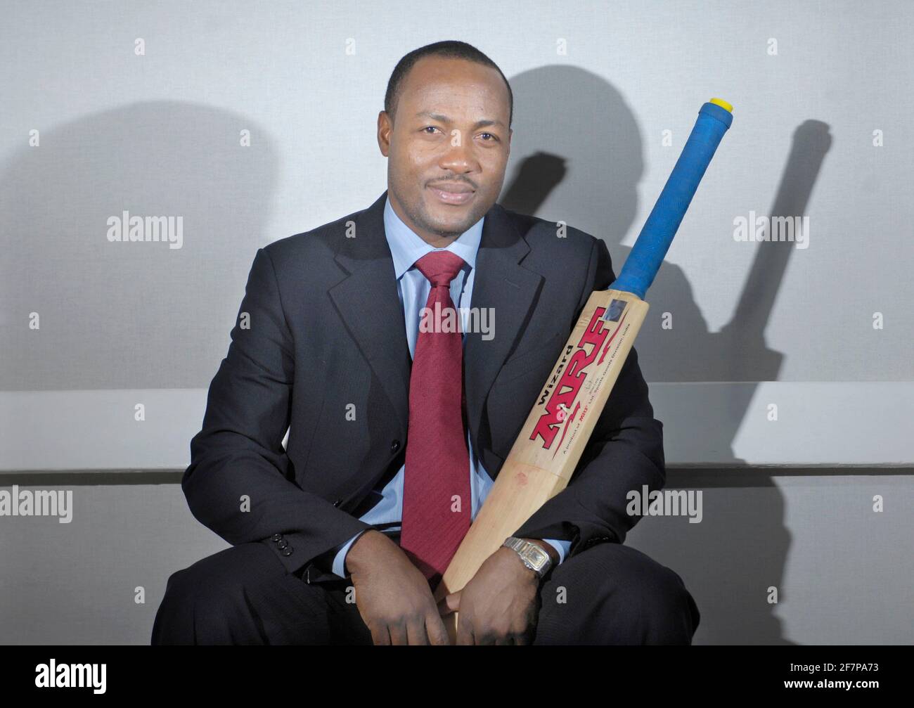 BRIAN LARA IM LORDS MUSEUM, WO ES EINE AUSSTELLUNG SEINES KNACKENDEN LEBENS GIBT. BRIAN LARA MIT DEM BAT ERZIELTE ER 400 IN ANTIGUA IM JAHR 2004, UM DIE WELTREKORD-TESTLÄUFE ZU NEHMEN. 14/5/07 BILD DAVID ASHDOWN Stockfoto