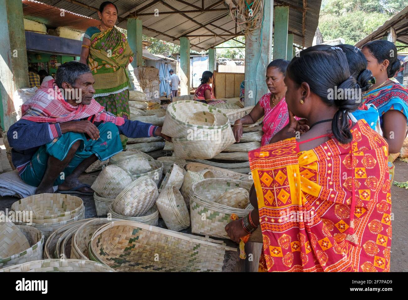 Koraput, Indien - 2021. Februar: Adivasi-Frauen vom Stamm Kondh kaufen am 21. Februar 2021 in Odisha, Indien, auf dem Koraput-Markt Rohrkörbe. Stockfoto