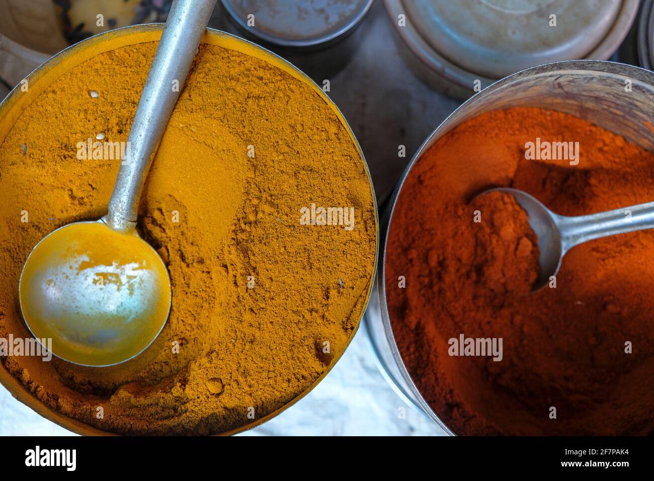 Currie und Kurkuma an einem Koraput-Marktstand in Odisha, Indien. Stockfoto