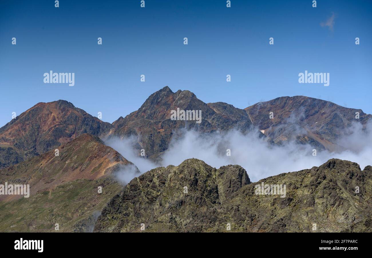 Blick vom Gipfel des Comapedrosa, dem höchsten Gipfel Andorras (Pyrenäen) ESP: Vistas desde la cumbre del Comapedrosa, techo de Andorra Stockfoto