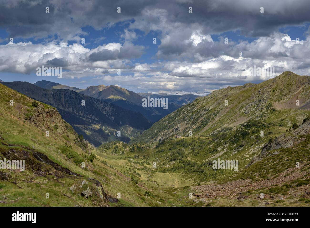 Blick auf den Weg hinauf zum Comapedrosa-Gipfel, dem höchsten Punkt von Andorra (Andorra, Pyrenäen) ESP: Vista de la senda que sube al techo de Andorra Stockfoto