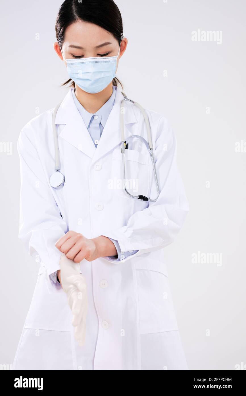 Nahaufnahme einer Ärztin mit Operationshandschuhen Stockfoto