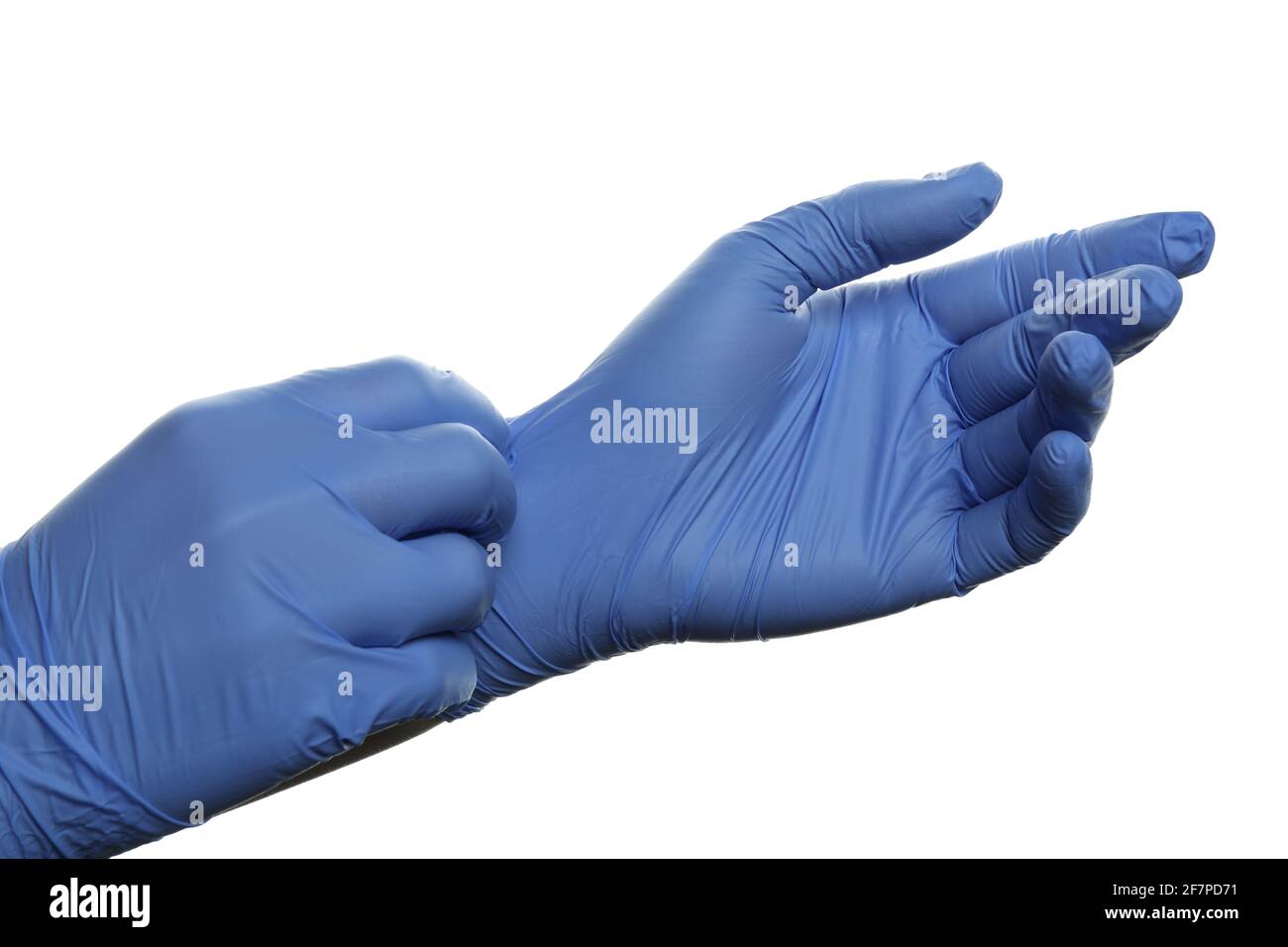 Hände, die medizinische Handschuhe anziehen, isoliert auf weißem Hintergrund Stockfoto