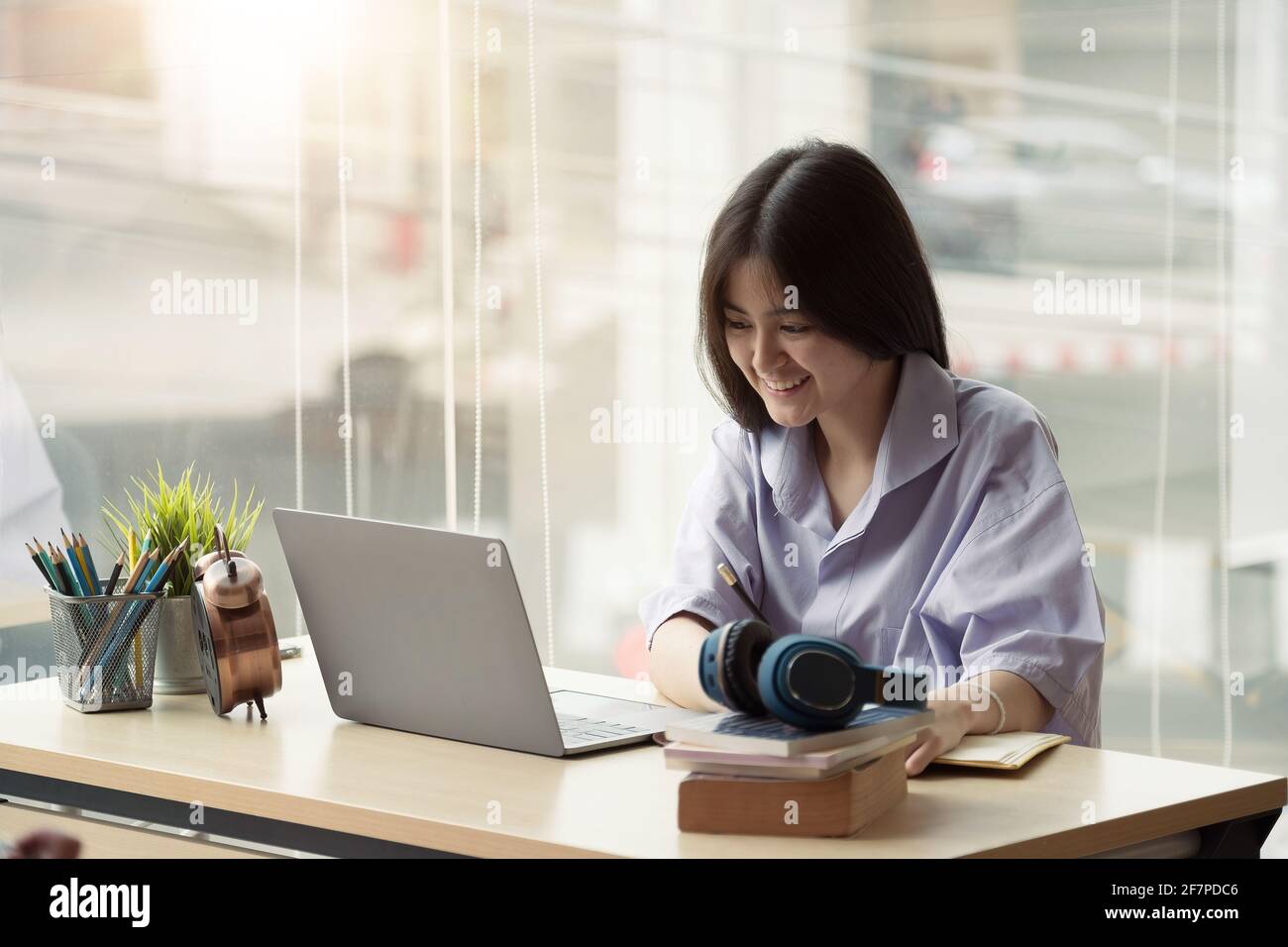 Online-Schulungen. Asiatische Mädchen mit Kopfhörer macht eine Online-Lektion mit einem Computer-Videoanruf an einen virtuellen Lehrer zu Hause Stockfoto