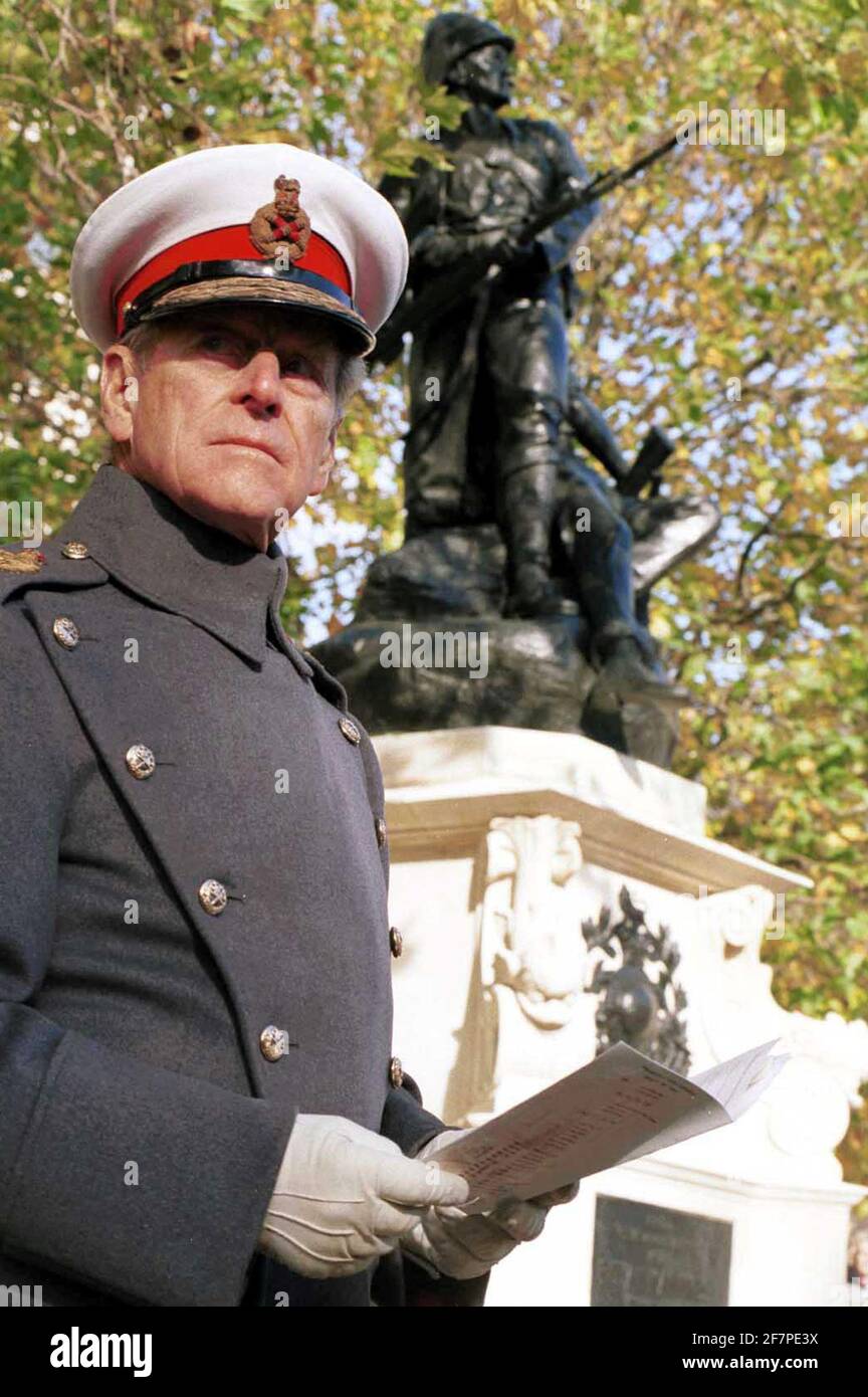 Datei-Foto vom 29/10/00 des Hauptmanns der Royal Marines, des Herzogs von Edinburgh während der Enthüllung des Royal Marines National Memorial in London. Der Herzog von Edinburgh ist gestorben, teilte der Buckingham Palace mit. Ausgabedatum: Freitag, 9. April 2020. Siehe PA Geschichte TOD Philip. Bildnachweis sollte lauten: PA Wire Stockfoto