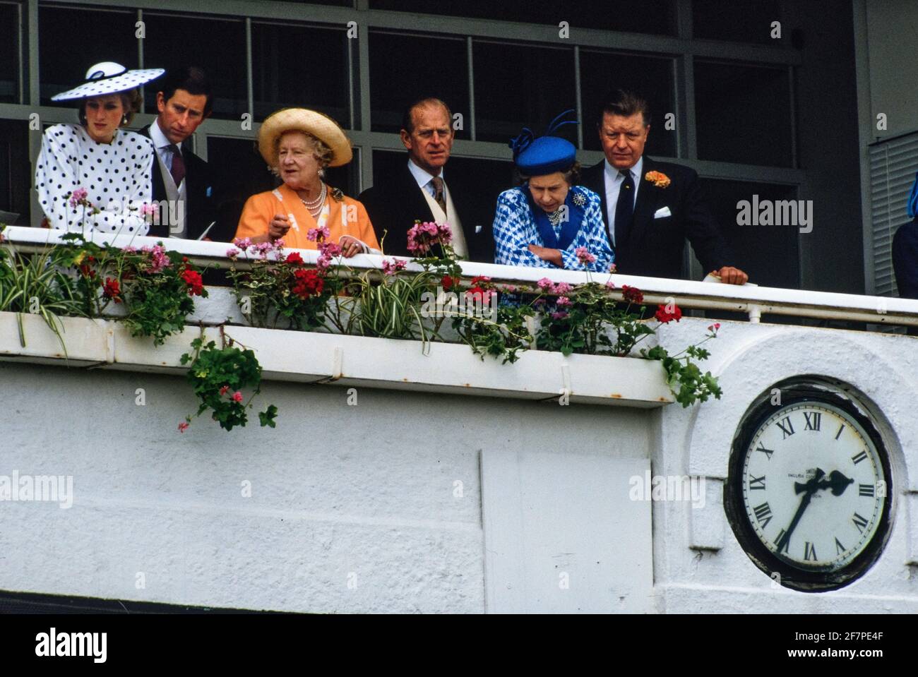 FOTO DER DATEI: EPSOM, GROSSBRITANNIEN. 30. Juni 2015. Derby Day auf der Epsom Race Course im Jahr 1986. Epsom Surrey England 1986 die königliche Familie in der königlichen Box. Prince Charles, Princess Diana, HM the Queen Mother, HRH Prince Philip, HM the Queen, Credit: BRIAN HARRIS/Alamy Live News Stockfoto