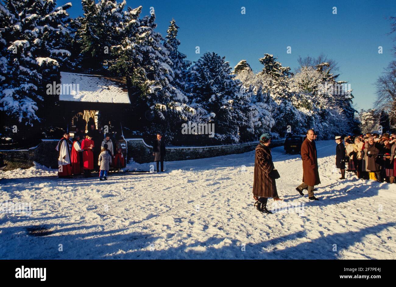 DATEI-FOTO: Die britische Königsfamilie unter der Führung der Queen nach ihrem traditionellen Weihnachtsbesuch in der Kirche auf dem Queens Sandrigham Estate in Norfolk, England, Großbritannien. 25. Dezember 1985 Kredit: BRIAN HARRIS/Alamy Live Nachrichten Stockfoto