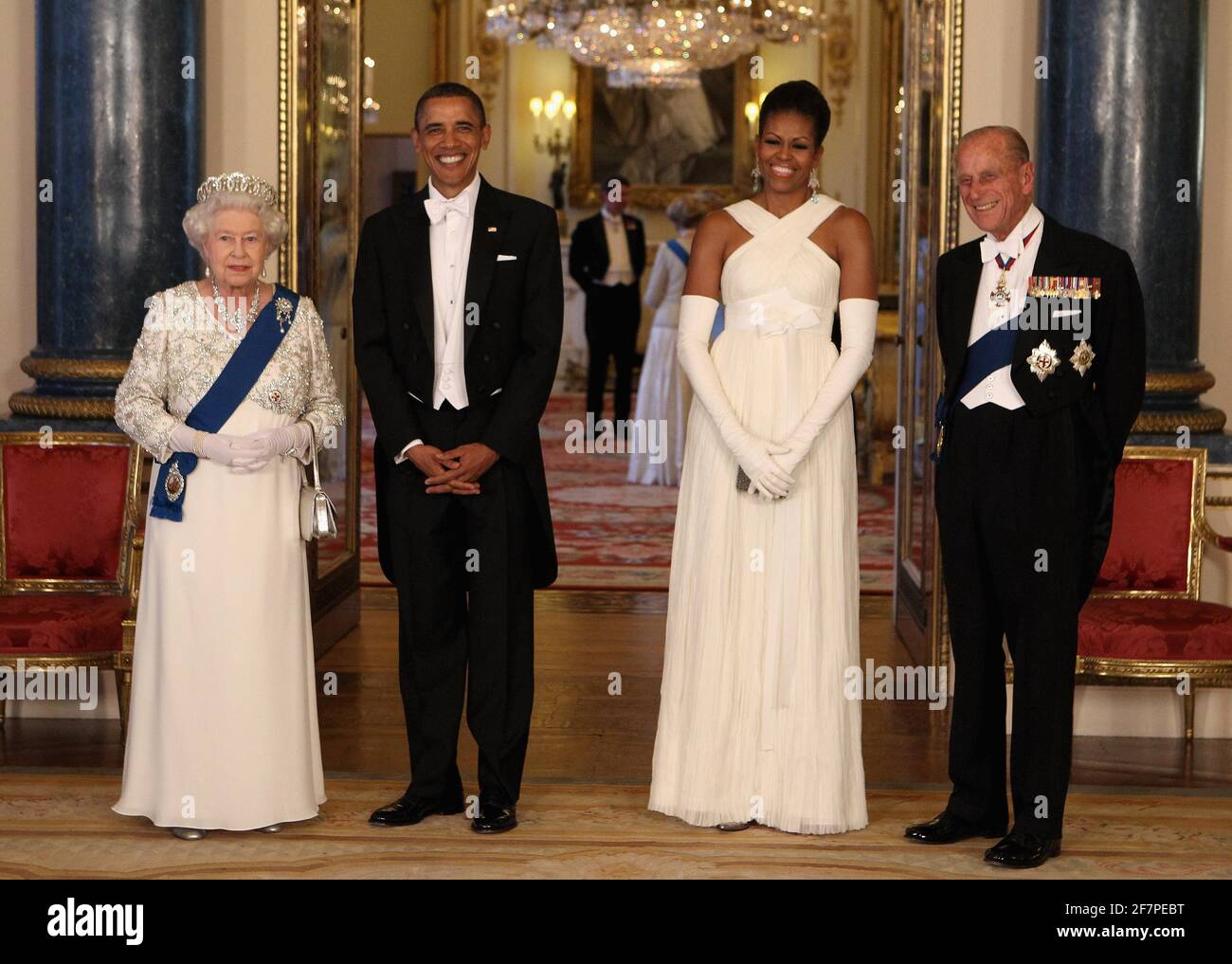 Datei-Foto vom 24/05/11 von Queen Elizabeth II. Und dem Herzog von Edinburgh, das vor einem Staatsbankett im Rahmen eines dreitägigen Staatsbesuchs der Präsidenten in Großbritannien mit US-Präsident Barack Obama und First Lady Michelle Obama im Music Room des Buckingham Palace posiert. Der Herzog von Edinburgh ist gestorben, teilte der Buckingham Palace mit. Ausgabedatum: Freitag, 9. April 2020. Siehe PA Geschichte TOD Philip. Bildnachweis sollte lauten: Chris Jackson/PA Wire Stockfoto