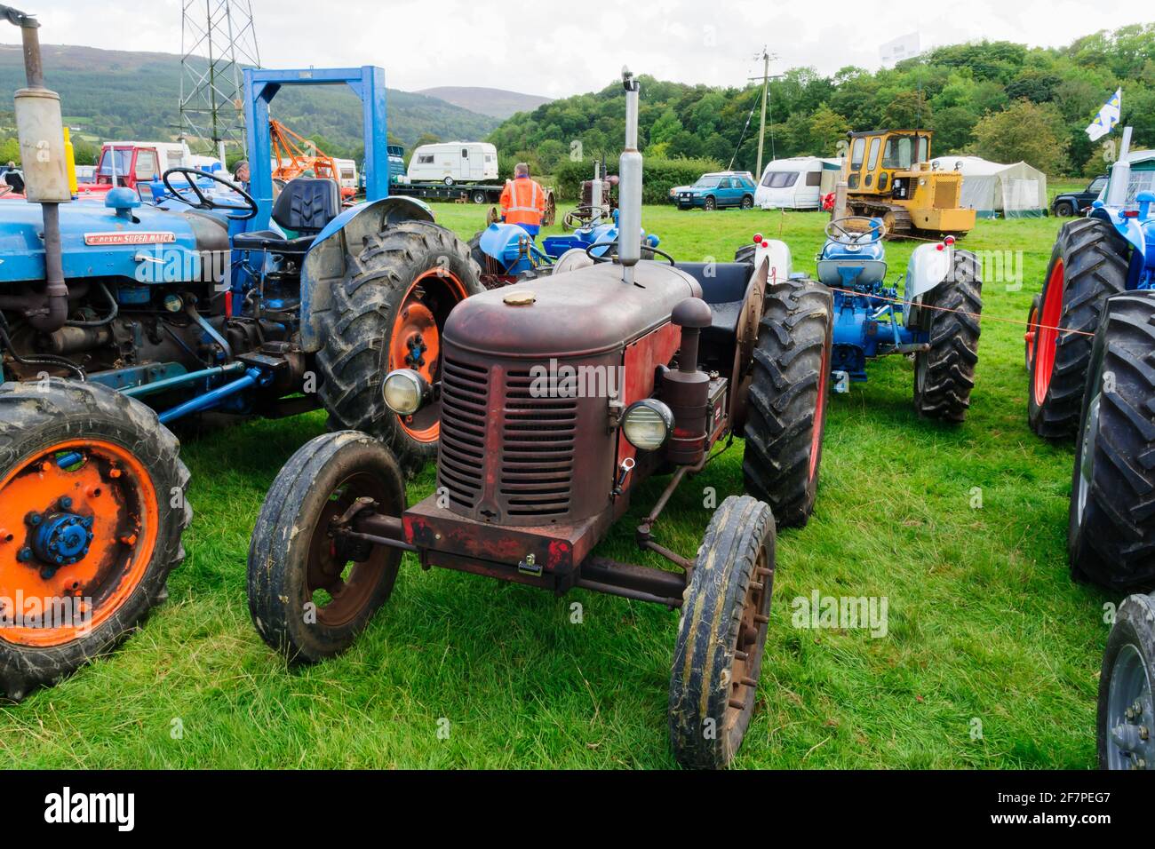 Oldtimer-Traktoren auf einer Landwirtschaftsmesse in Corwen Nordwales Stockfoto