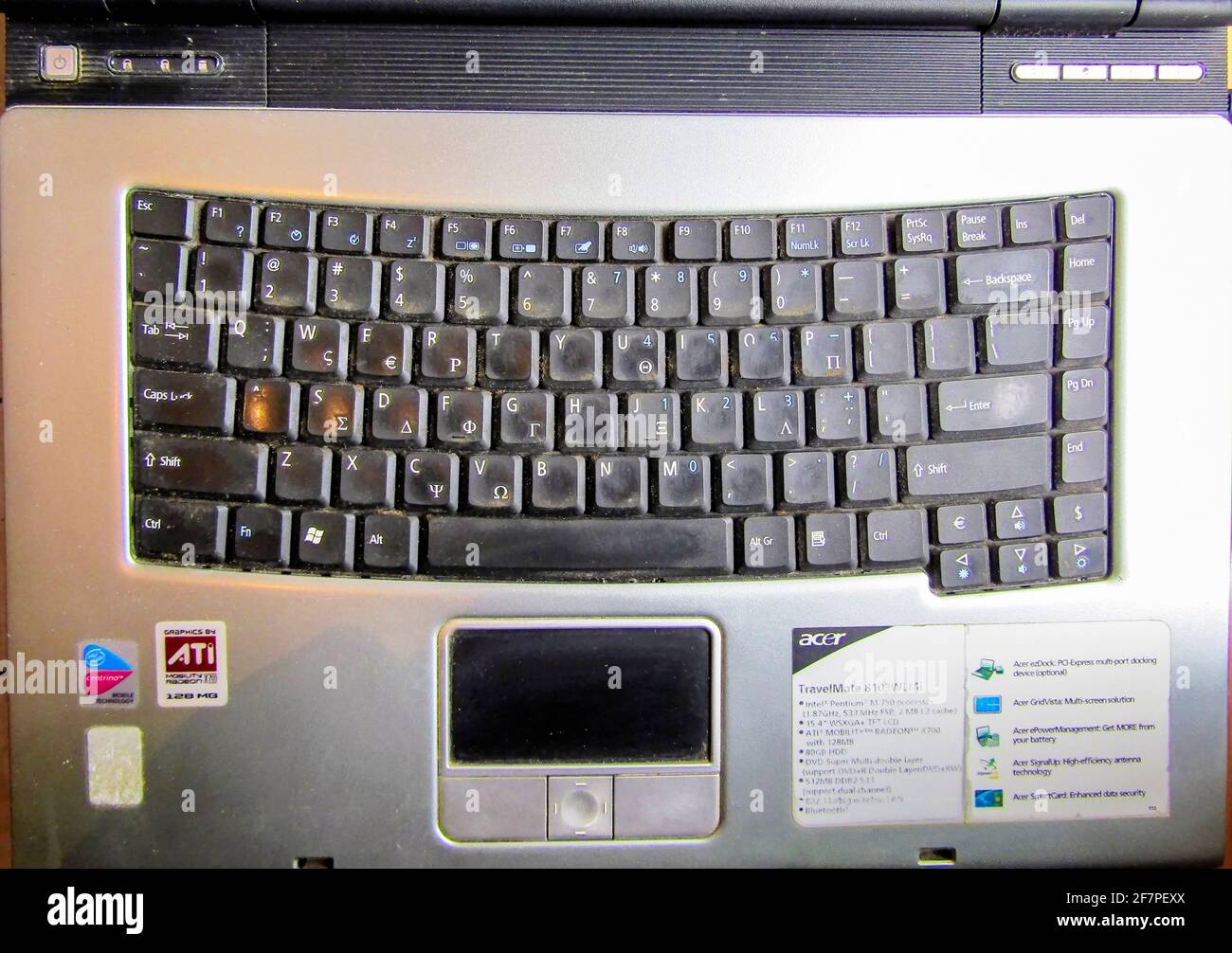 Draufsicht auf einen alten Acer Travelmate 8100 Laptop Stockfoto