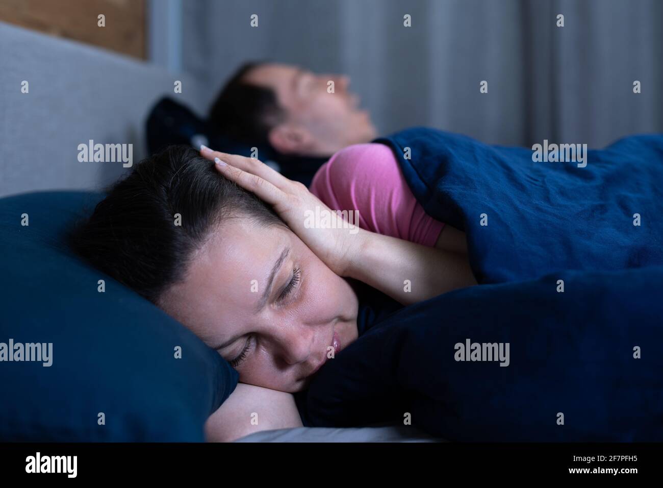 Schlafapnoe Schnoringstörung. Verärgerte Frau Und Schnorender Mann Stockfoto