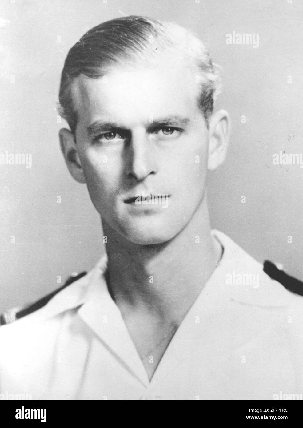 Datei-Foto vom 01/05/51 des Duke of Edinburgh als Kommandant der Frigate HMS Magpie im Jahr 1951. Philip trat der Marine bei, nachdem er die Schule verlassen hatte, und schrieb sich im Mai 1939 am Royal Naval College in Dartmouth ein, wo er als bester Kadett ausgezeichnet wurde. Er stieg schnell durch die Reihen und verdiente Aufstieg nach Aufstieg, aber sein Leben sollte einen ganz anderen Kurs nehmen. Die florierende Marinekarriere von dukeÕs kam 1951 zu einem vorzeitigen Ende. Philip trat von seiner aktiven Rolle in den Kräften zurück, um seine Pflicht als Gemahl zu erfüllen. Ausgabedatum: Freitag, 4. April 2021. Stockfoto