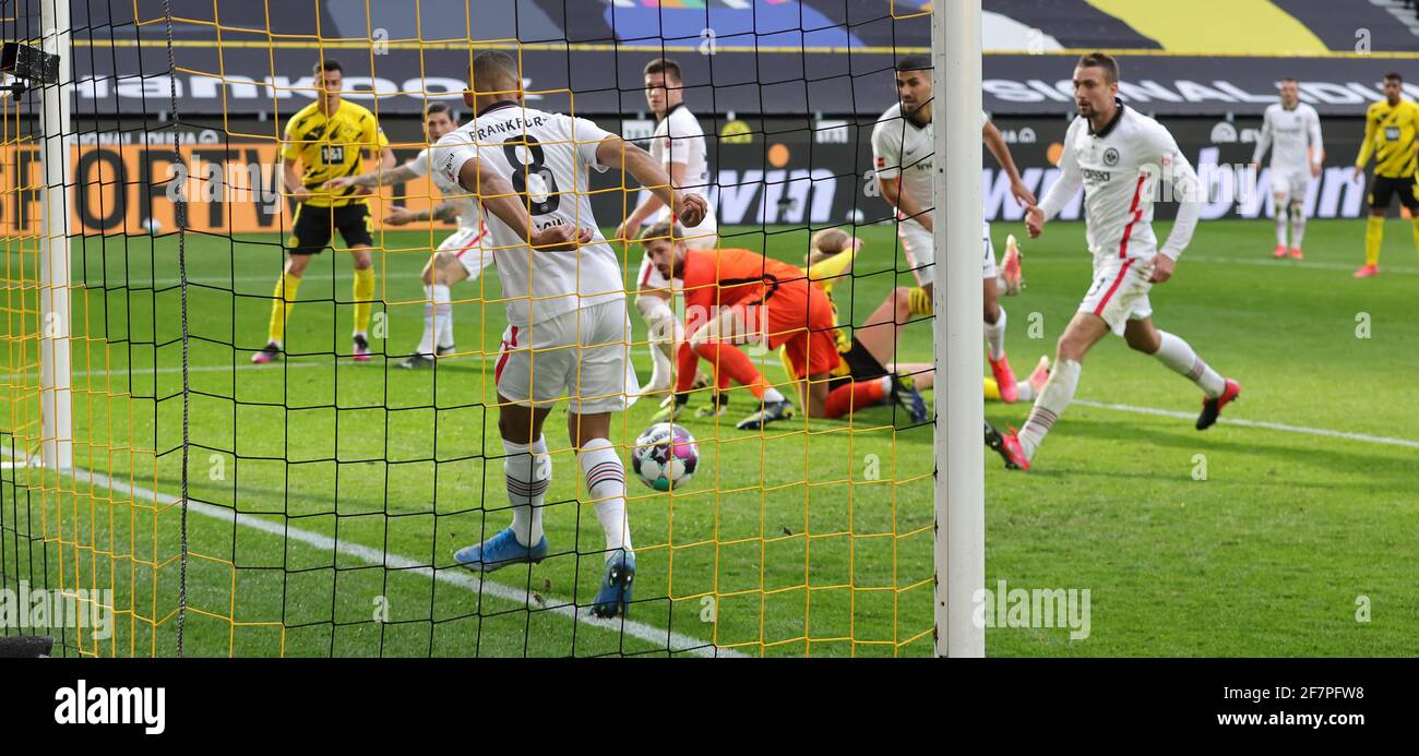 Djibril Sow (F) spart sich auf der Torlinie, Action ...