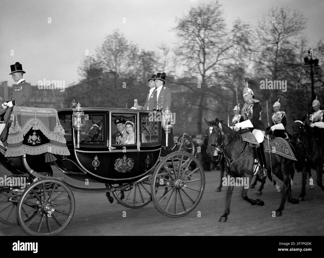 Datei-Foto vom 20/11/47 von H.R.H, dem Herzog von Edinburgh, winkt der Menge zu, während er mit seiner Braut, Prinzessin Elizabeth, in einem gläsernen Reisebus bei ihrer Rückkehr aus der Westminster Abbey reitet. Ausgabedatum: Freitag, 9. April 2021. PA Photo PA Story ansehen ROYAL Philip Wedding. Bildnachweis sollte lauten: PA/PA Wire Stockfoto