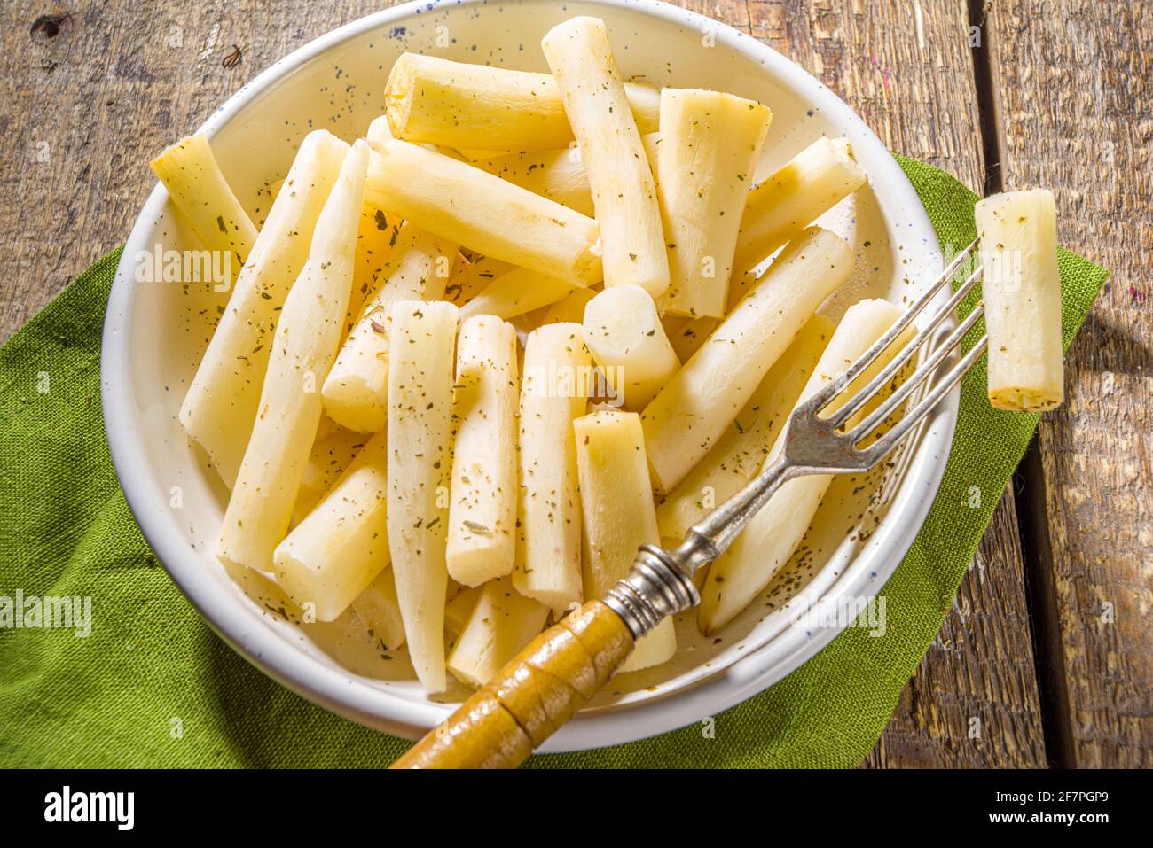 Gekochter polnischer, osteuropäischer schwarzer Spargel (schwarze ... Gekochter polnischer, osteuropäischer schwarzer Spargel (schwarze ...