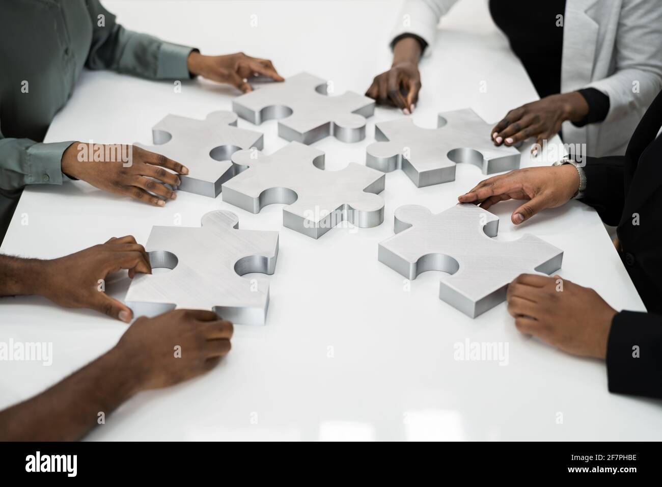 Overhead Teamwork Meeting Solving Puzzle. Afrikanische Geschäftsleute Stockfoto