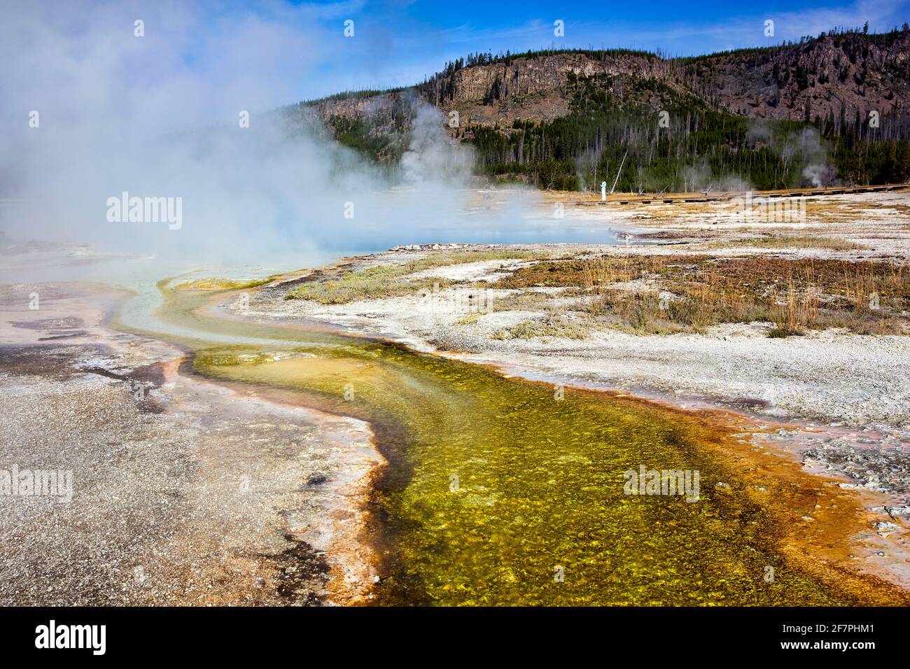 Becken Mit Schwarzem Sand. Sapphire Pool im Yellowstone National Park. Wyoming. USA. Stockfoto