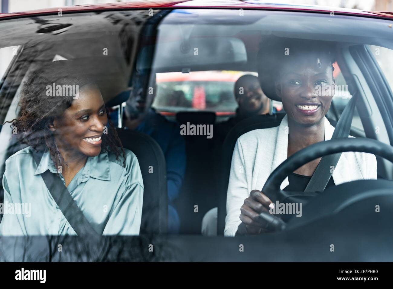 Gemeinsame Nutzung Der Fahrbahn Im Pool. Afrikanische Menschen Nutzen Car Share Stockfoto